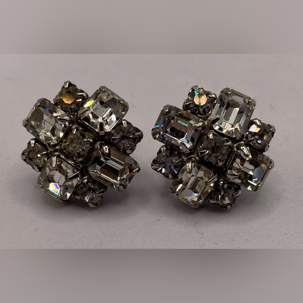 Vintage Weiss Silver Tone Screw Back Earrings with Faceted Crystals Signed - Picture 1 of 8